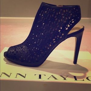 NEW Cutout Shoetie Size 8 Black